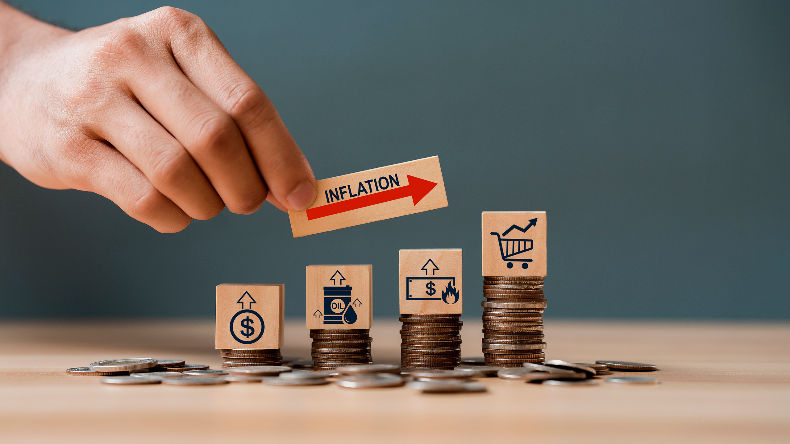 Hånd holder skilt med ordet inflation