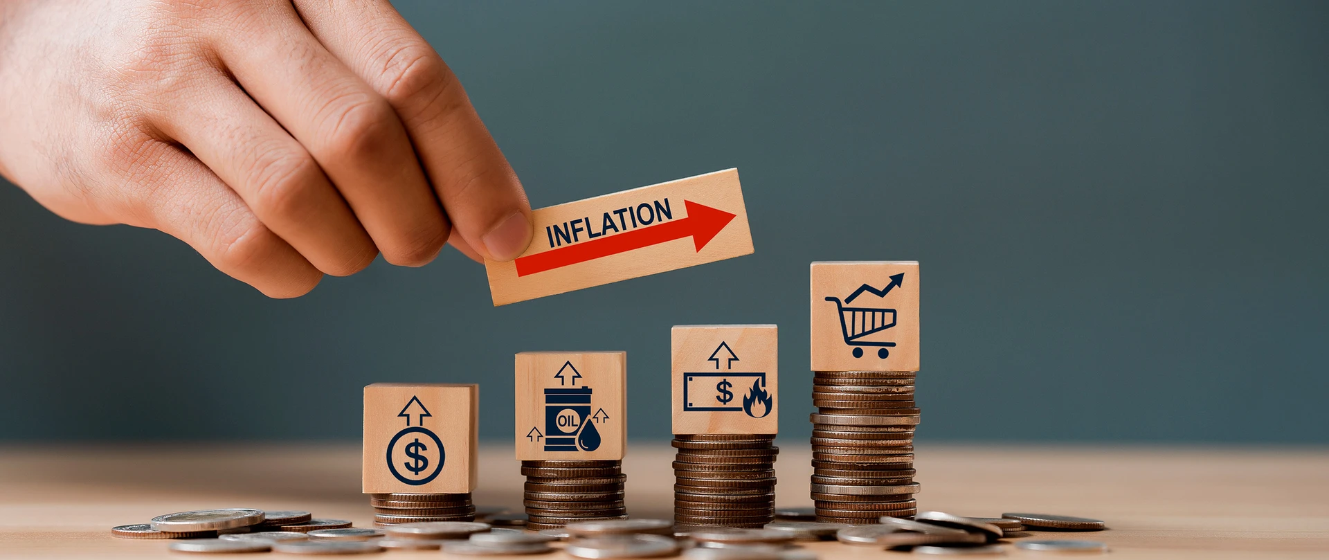 Hånd holder skilt med ordet inflation